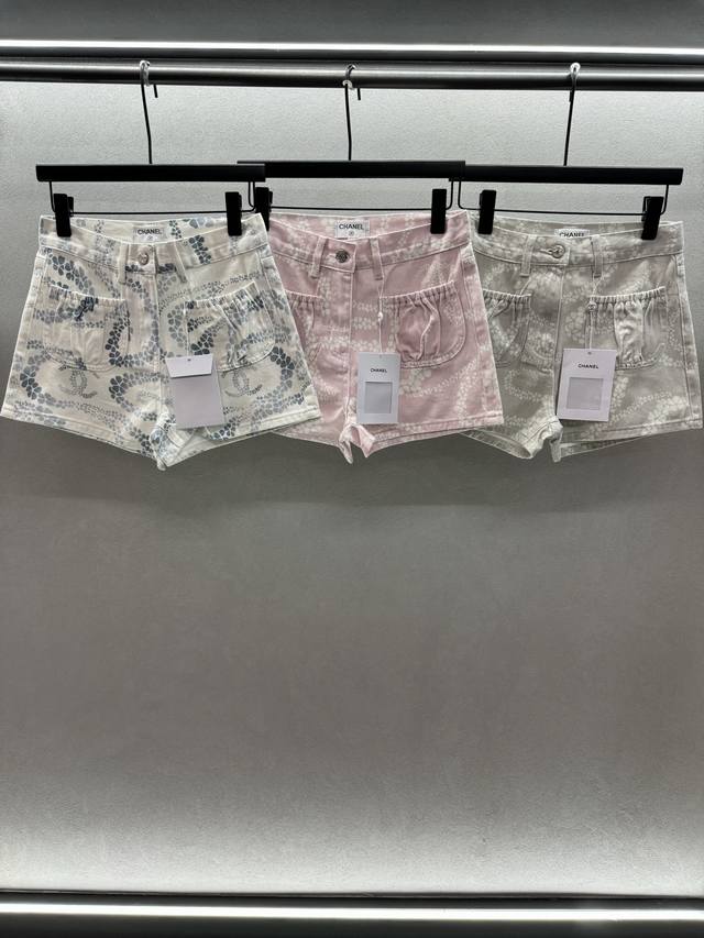 2680 Spring And Summer ！Chane*，三色印花短款， 松紧弹力配山茶花Logo，凸显品牌质感， 三色都百搭，闭眼入！ 三色，三码！