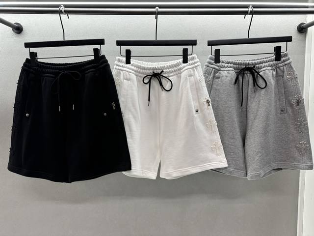 2680 Spring And Summer ！克罗*心短款卫裤， 宽松版型，侧边十字架贴布+鉚钉， 细节感满满，纯棉面料透气吸汗， 夏日百搭必备神器！ 三色，