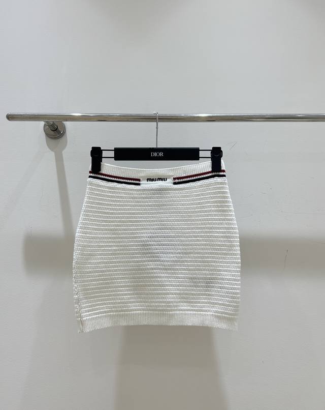 夏季新款现货 Miumiu风格字母刺绣半身裙，撞色条纹边设计，高腰剪裁拉长身形，优雅时尚，现货速发，夏日必备！