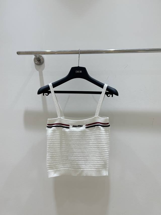 夏季新款现货！Miumiu简约学院风针织吊带背心，胸前精致刺绣字母徽标，撞色边设计，清凉时尚，尽显青春活力！