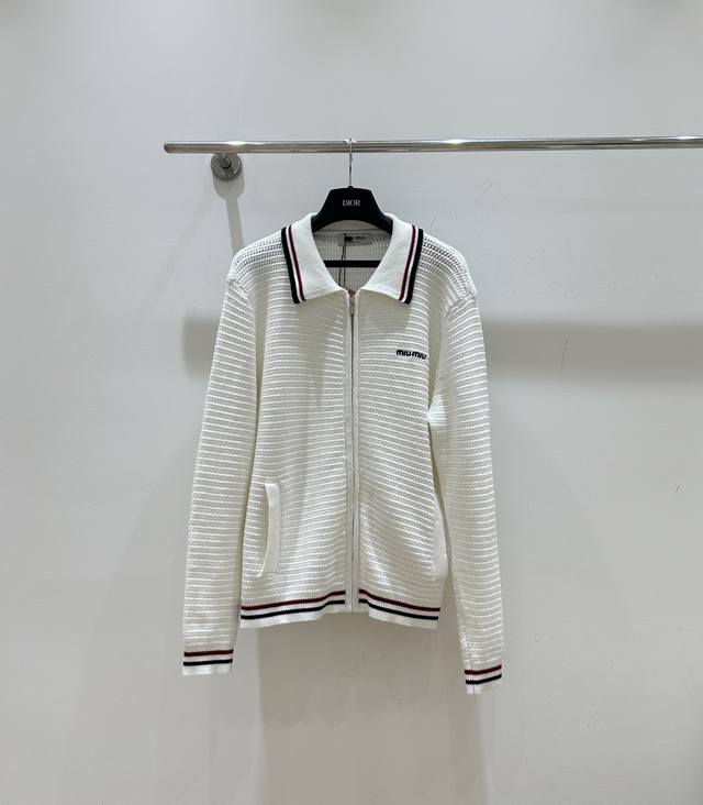 新款女装 Miumiu法式学院风情，撞色条纹翻领针织开衫优雅外套，简约不失格调，春秋必备。