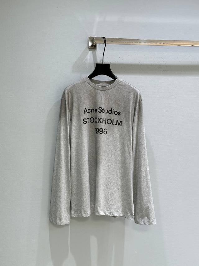 25Ss春夏新款上新！圆领 T 恤采用休闲版型，中性风格。饰有 Acne Studios 1996 徽标图案，做旧领口、袖口和下摆。选用棉质面料制成，采用喷绘做