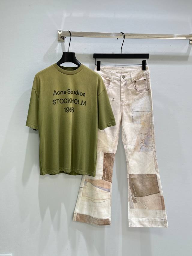 25Ss夏季新款上新！圆领 T 恤采用休闲版型，中性风格。饰有 Acne Studios 1996 徽标图案，做旧领口、袖口和下摆。选用棉质面料制成，采用喷绘做