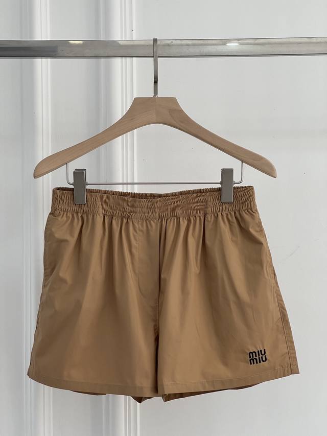 Miumi* 25Ss春夏新款 棕色尼龙系列高腰短裤丨独家Yb开发！高版出品！超显瘦 干练且酷帅 Logo点缀 时髦感拉满 经典宽松版型 进口尼龙面料 轻薄 一