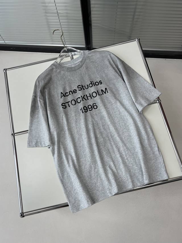 Acne* 1996做旧复古短袖T 做旧复古的腔调，上身非常百搭，宽松版型，男女都可以轻松驾驭，上身时尚感满满。 Size：S M L