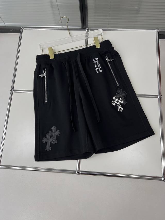 Ch* 克罗心1Of拼皮短裤 面料采用 G鱼鳞全棉材质，全裤8个进口羊皮 十字架，成本极高 十字架延边车缝 非老师傅做不了 前后绣花采用进口绣花机 定制宝剑拉链