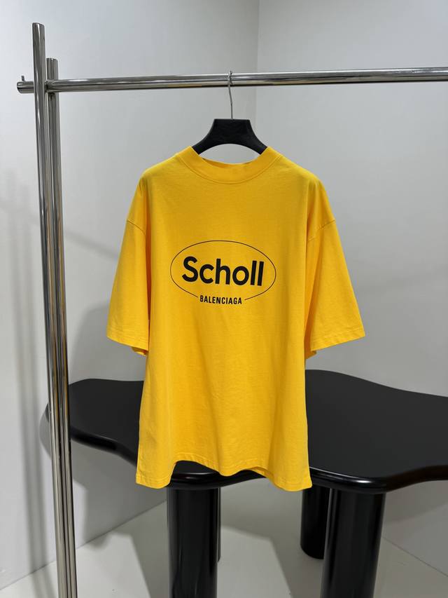 Blncg I Scholl廓形T恤搭配直筒休闲裤 与Scholl合作打造 定制定染平纹针织面料 正面饰以Scholl艺术作品印花 休闲长裤松紧腰头 直筒廓形拖