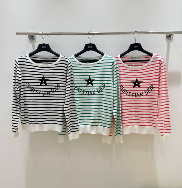 Dior&迪奥秋季 新品条纹字母五角星印花长袖，简洁而不失个性，精选面料，舒适透气，让你尽享优雅与舒适。不论是日常穿搭还是潮流派对，都是你衣橱中不可或缺的时尚单