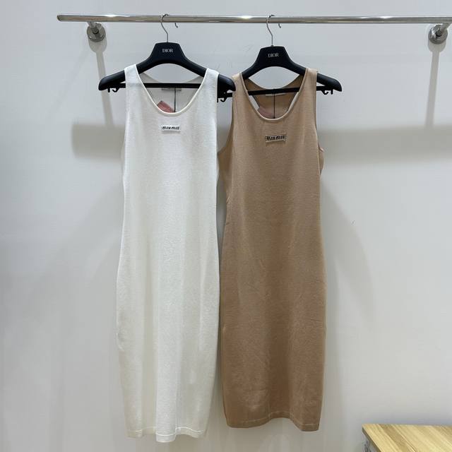 Miumiu新款胸前字母徽标无袖修身针织背心连衣裙Sml3码现货。
