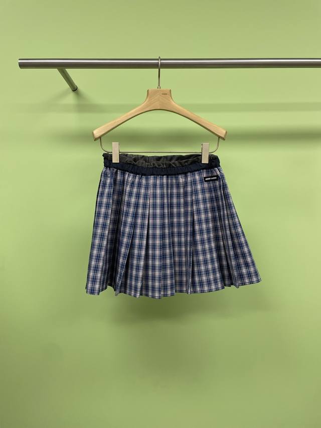 Miumiu2025春夏新款格纹夹克外套加半裙套装，春天的复古美少女是格纹套装运动风，上身就一整个爱住啦，格纹在每季的时尚里永不缺席，短裙好拉长身型，外套穿脱你