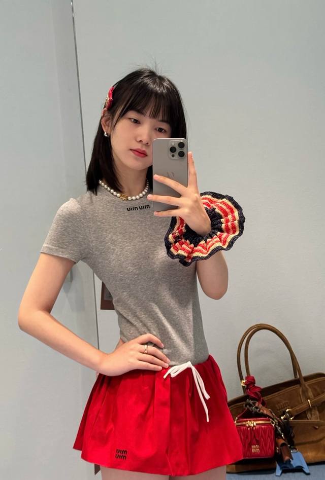 25重工字母刺绣半裙 秀场同款 这款裙子是Miu 2025春夏系列的新款半裙，采用了巧妙的压褶和塑形工艺，使得设计简约而富有特色。大胆的撞色拼接展现了品牌一贯的