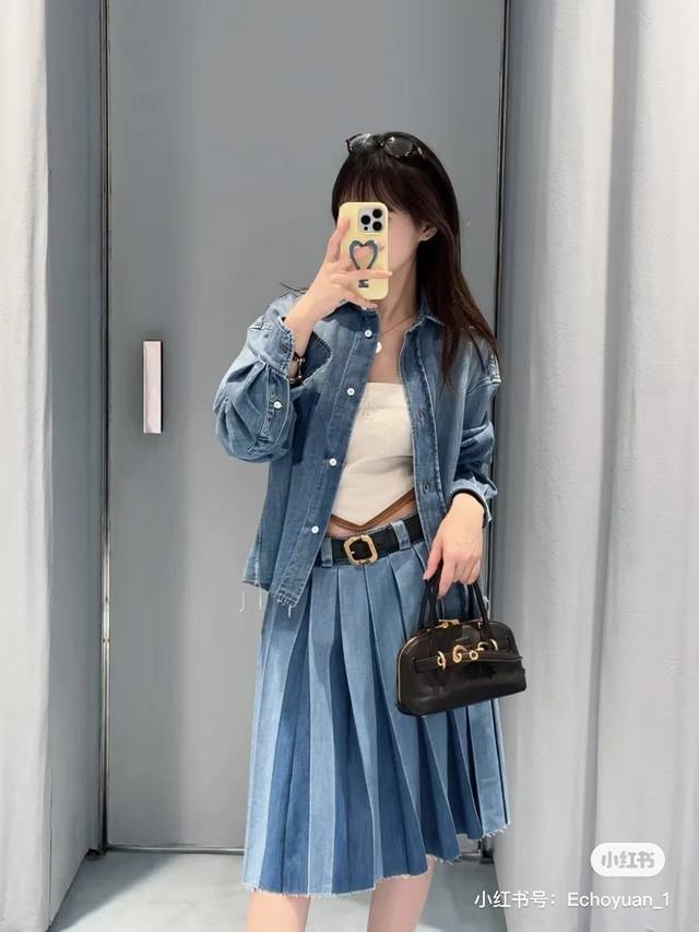 25春夏新款 做旧时髦风洗水蓝牛仔衬衫衫字母刺绣气质小翻领宽松版型上身绝绝子！进口纯棉牛仔酵素洗水面料细腻柔软质感超赞可甜可盐版型百搭巨显瘦十拿十补短款Sml
