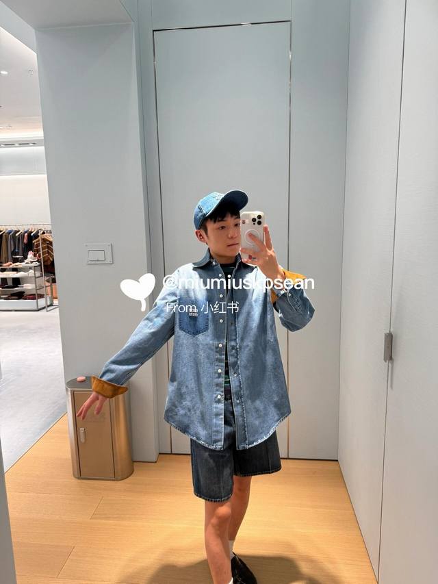 25春夏新款 做旧时髦风洗水蓝牛仔衬衫外套男女同款拆袋设计字母刺绣。复古风丹尼牛仔，气质小翻领宽松版型上身绝绝子！进口纯棉牛仔酵素洗水面料细腻柔软质感超赞可甜可