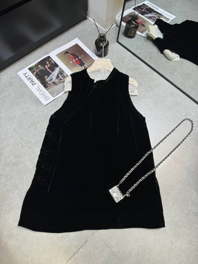 品名：真丝丝绒盘扣马甲裙 工艺：夏款真丝丝绒马甲裙 轻薄有型 百搭显瘦 高品质丝绒裙 面料：真丝丝绒 颜色：黑色 码数：Smlxl