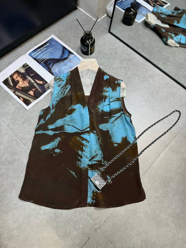 品名：V领真丝印花背心 工艺：经典款印花V领背心 显瘦包副乳 真丝质感超亲肤 面料：真丝 颜色：图色 码数：Smlxl