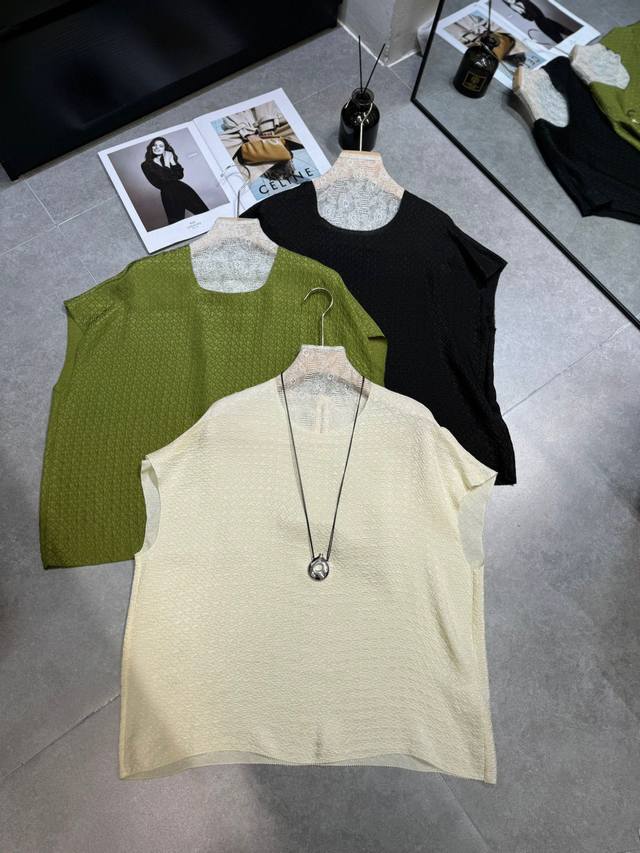 品名：圆领真丝对丝上衣 工艺：夏款定制面料 真丝对丝工艺 四色极简上衣 面料：真丝对丝 颜色：黑 白 杏 绿 码数：Smlxl