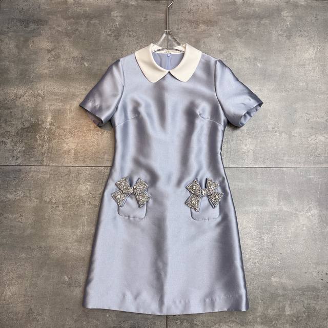 翻单出货 Miu*U2025夏季新款财阀千金小礼服裙 减龄神器 撞色娃娃领甜美蝴蝶结重工订珠水钻 自带高级感 面料轻薄透气 上身巨显瘦 修身短袖连衣裙 面料成分