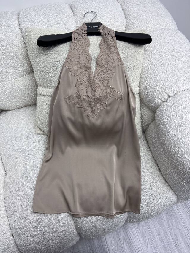Saint Lauren*蕾丝背心上衣 25Fall新品订货会款 露背绕颈上衣采用桑蚕丝制作 V领搭配扇形蕾丝低胸设计 搭配配套蕾丝半裙 一套上身性感又时髦 S