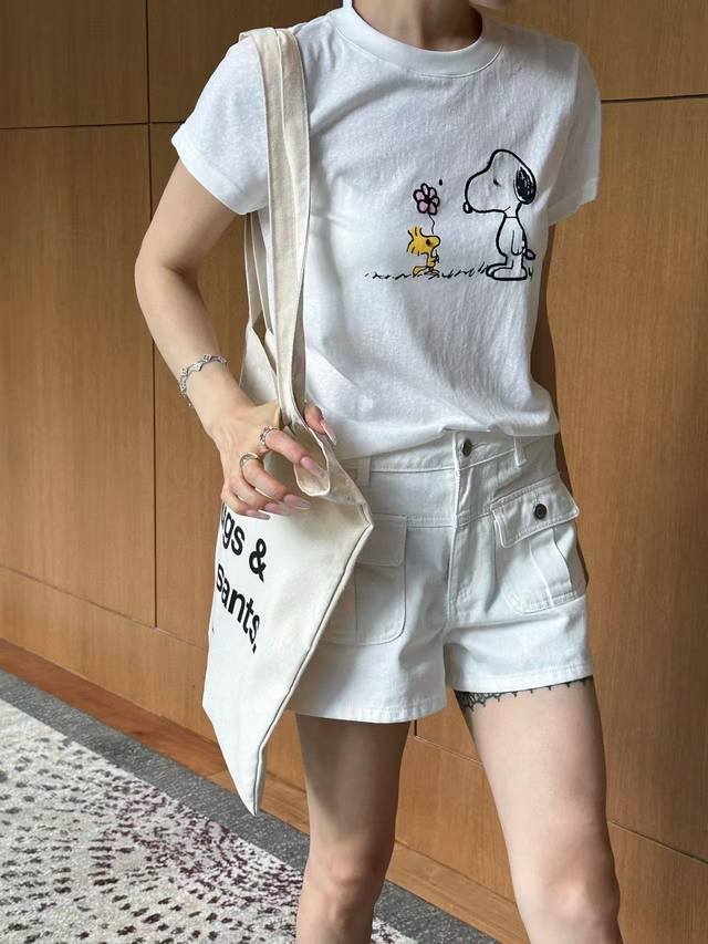 2025夏季新款时尚T恤，超清爽又童趣的一款单品，史努比与塔克温馨相遇，一个静静守望，一个欢快持花，简单的画面满是纯真，穿上它，仿佛把童年的无忧与美好穿上身。爽