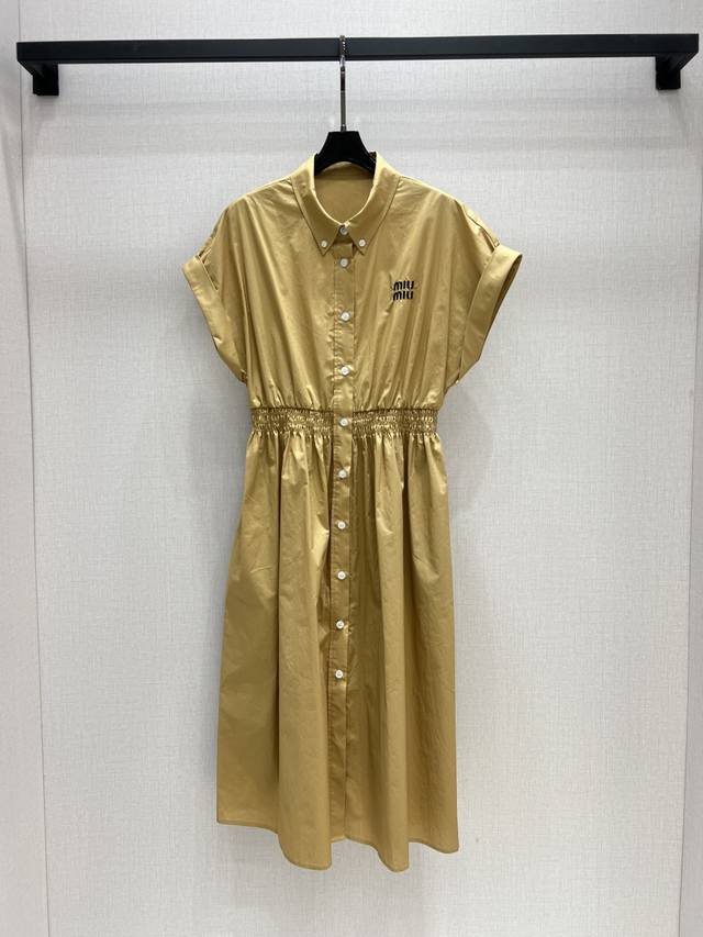 强烈推荐 Miu 2025春夏新款 Miu系少女穿搭 学院风衬衫领松紧腰连衣裙！气质翻领落肩卷袖设计 打揽收腰大裙摆甜酷兼备减龄穿搭 不挑人版型上身巨显瘦 进口