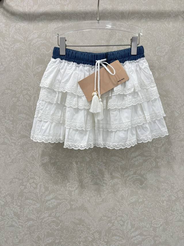 Miumi*25新款牛仔腰头白色蛋糕短裙，层层蕾丝轻盈堆叠，如云朵般梦幻。蓝色松紧腰头搭配俏皮流苏，可爱与时尚兼具，轻松打造甜妹造型，是春日出街吸睛必备~单色3