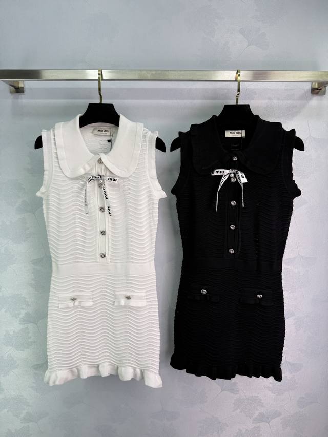 Miu *2025新款波浪纹针织背心裙 白色黑色可选 精致木耳边翻领设计 搭配蝴蝶结系带装饰 波浪纹理针织面料 超显气质 胸前纽扣点缀 修身显瘦 2色3码Sml