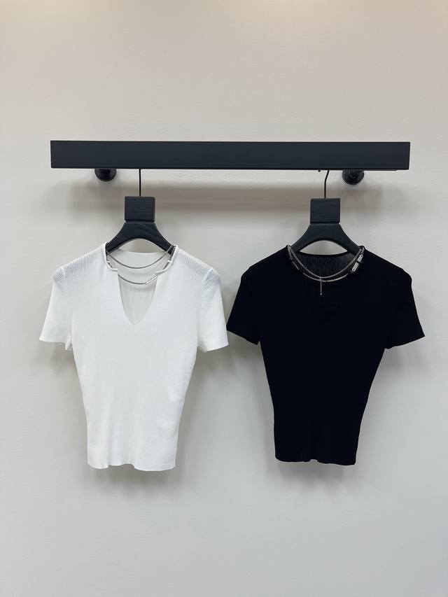 Alexander Wan*25春夏新款大王V领链条针织短袖！定制冰丝材质 柔软舒适 上身格外显瘦 V领剪裁结合金属链条设计 性感小心机拉满修身剪裁勾勒身体线条