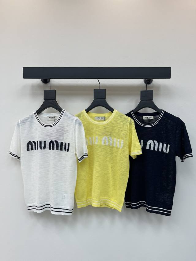 Miumi*25春夏新款撞色提花针织短袖！定制羊毛针织材质 质感高级 光泽舒适 针织短袖剪裁 通体利用坑条肌理交织 凸显穿搭高级感 领口袖口和衣摆采用撞色边条设