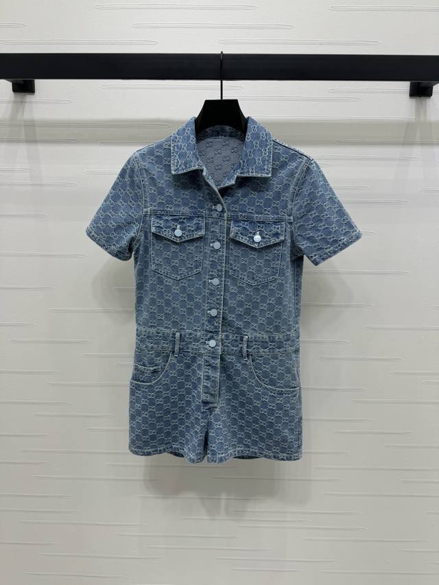 上新原单高端品质Gucc* 2025春夏新款系列！提花牛仔短袖连体裤！定制进口斜纹棉牛仔材质 酵素水洗 呈现复古单宁牛仔蓝 质感挺括有型 通体饰以双G提花满印徽