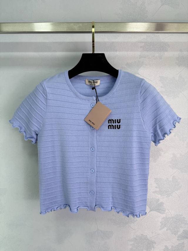 Miu*短袖针织开衫，浅蓝色，圆领设计，胸前黑色字母Logo，下摆荷叶边，很有设计感。面料柔软舒适，适合春夏穿着。1色3码Sml 。T226B
