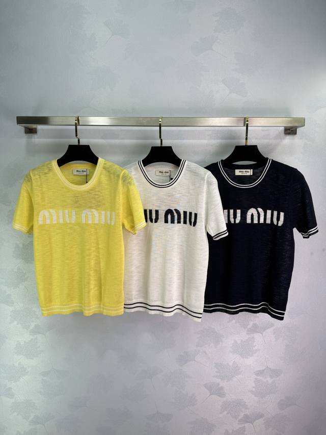 Miu 2025夏季新款针织短袖，圆领设计配条纹边，胸前字母Logo超显眼！面料舒适有质感，上身效果很好看！尺码齐全36-40，T226B