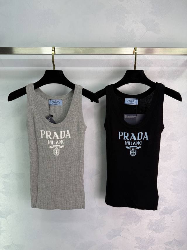 Prada 25早春新款针织背心，灰色黑色两色可选，胸前经典Logo字母设计。针织面料柔软舒适。尺码S M L都有货，T226B