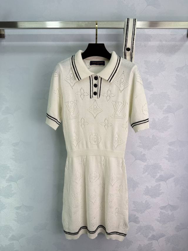 Lou*白色针织连衣裙，25春夏新款，Polo领设计配黑色条纹，胸前四叶草镂空提花工艺，搭配纽扣腰带，手感柔软舒适。尺码Sml可选，T226B