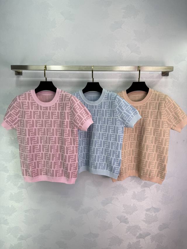 Fend*定制纱线，颜色特别显气质，关键夏季穿搭也不会闷热，面料亲肤软糯舒适弹力很大，宽松的版型遮肉显瘦不挑身材！Logo字母标志款Polo领短袖闭眼入，直接上