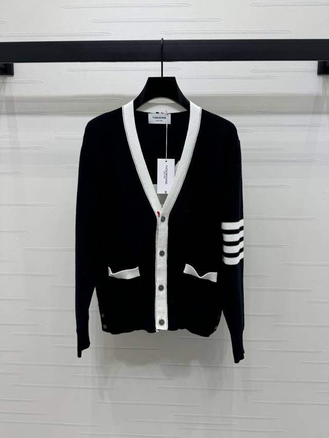 上新原单高端品质 Thom Brown* 2025早秋最新系列！双口袋Ｖ领针织开衫！定制羊毛针织材质 舒适柔软 质感十足 背后小狗图案提花装饰 可爱减龄 袖口经