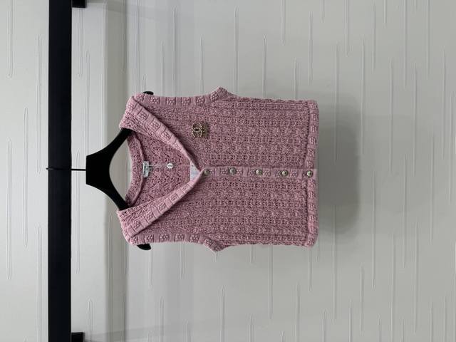 上新原单高端品质 Chane* 2025春夏最新系列！披肩领钩花针织无袖背心！定制进口羊毛纱线材质 柔软舒适 肩线轮廓勾勒线条 配合前襟领口袖口立体钩针纹路 增