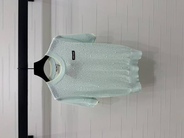 上新原单高端品质 Miumi*2025春夏最新系列！彩色珠片针织短袖！定制丝毛针织材质 质感十足 成衣选用高级走针工艺 呈现立体波点纹路 打造减龄俏皮风格配合满