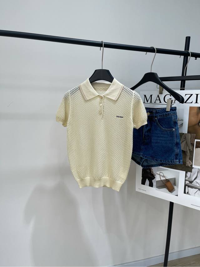 M奶油杏Polo镂空短袖上衣 ，面料：精纺棉 颜色：奶油杏 2025New春夏季女款冰感镂空针织短袖 Miumiu针织短袖 千金归来还得是缪 知性温柔中透漏着优