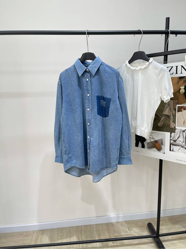 M做旧浅蓝中长款软牛仔衬衫 .，面料：软牛仔棉 颜色：牛仔蓝 Miu25春夏新款定制重工洗水 贴布刺绣字母翻领长牛仔衬衣出货 基础又可做时髦叠穿 领口袖口 都有