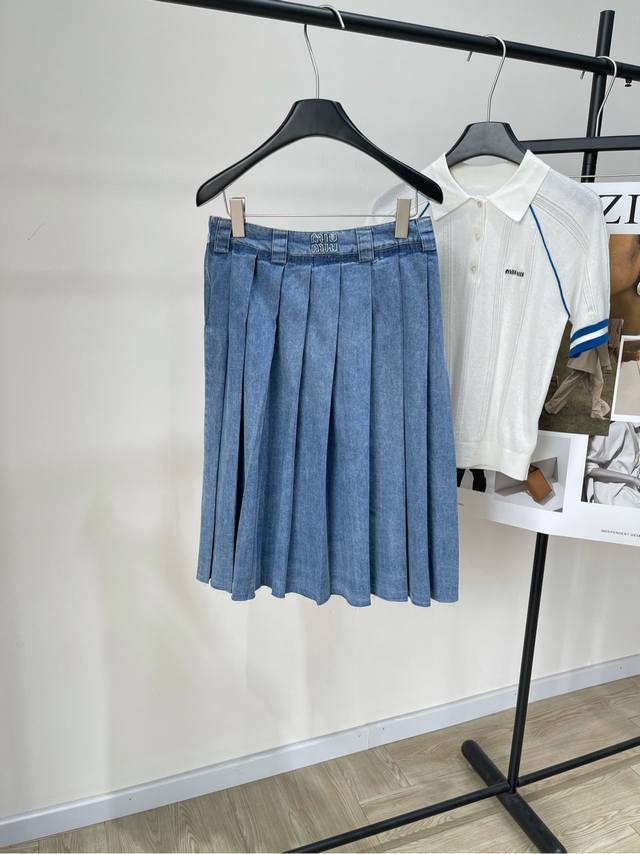 M蓝色软牛仔百褶中长裙 ，面料：牛仔棉 颜色：蓝色 Miu25春夏新款 牛仔丹宁压褶长半身裙出货 靛蓝色独特洗水配色 中克重水洗棉质单宁半身裙 正面饰有对称手工