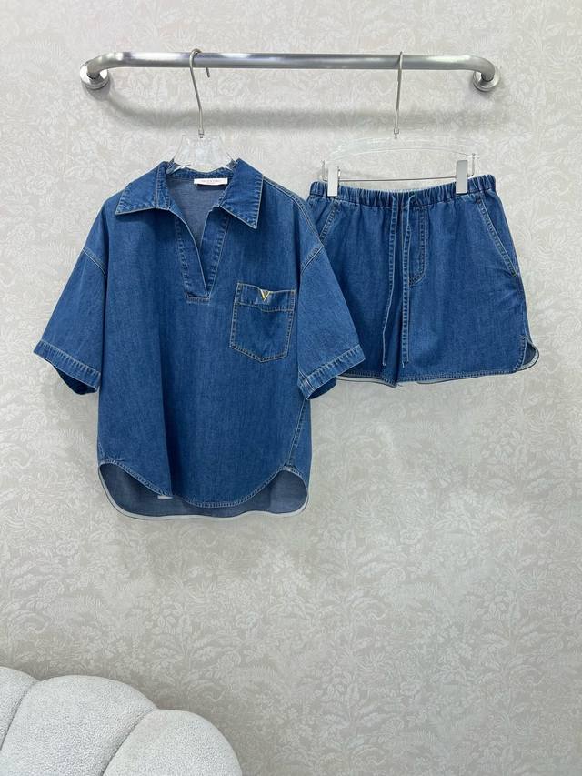 Valentin*25新款牛仔套装 牛仔衬衣短裤的组合 整套出售 定制Yb进口斜纹全棉牛仔材质 酵素水洗工艺处理 成衣不易掉色串色 胸前单侧口袋处饰以标志性金属