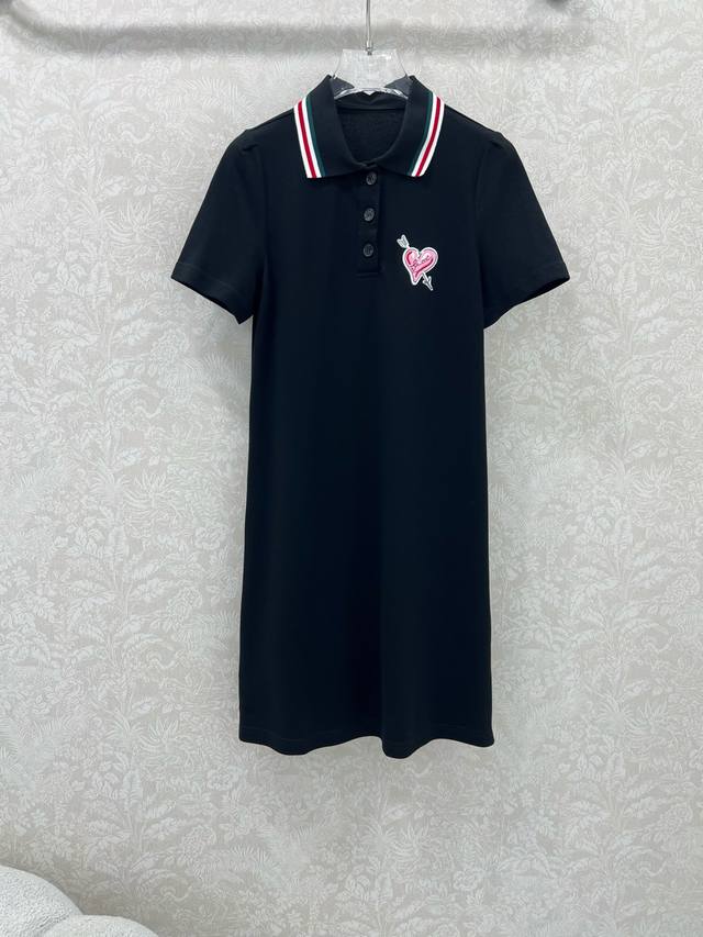 Gucc* 25新款Polo领连衣裙 经典条纹设计特别吸睛 胸前经典爱心Logo刺绣徽章点缀 低调又时髦 上身就是减龄学院少女风 直筒的版型 下摆开叉拼接红绿织