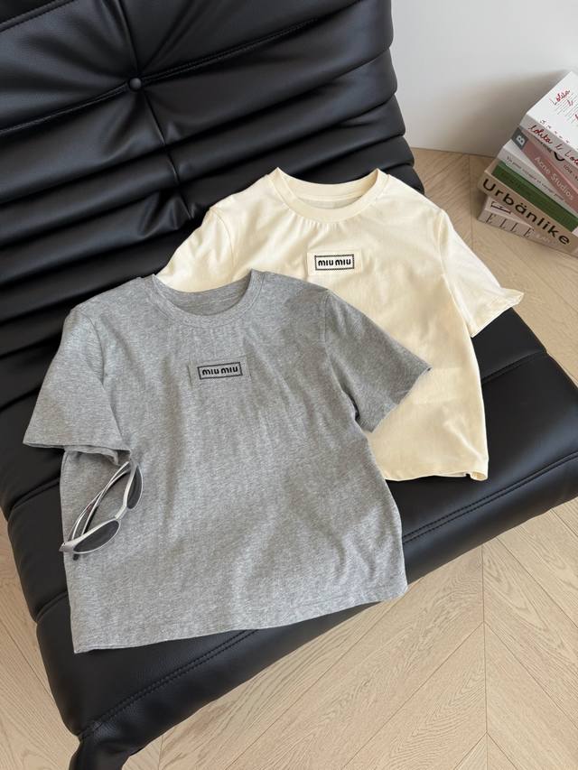 25Ss 贴布字母Logo刺绣短款T恤 修身小短款的版型 超级好穿 上身轻松遮肉显瘦 显高显身材比例 简洁基础款 胸前贴布刺绣字母Logo 极简时髦款 两色三码
