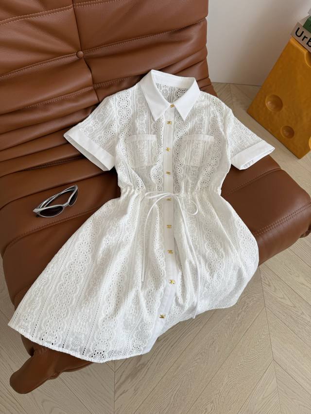 重工款裙子 25Ss 凯旋门Logo刺绣面料连衣裙 精致又气质感 面料是定制的重工满身刺绣工艺 高密度刺绣针线 凯旋门花型 很精致又高级 腰部抽绳收腰设计 轻松
