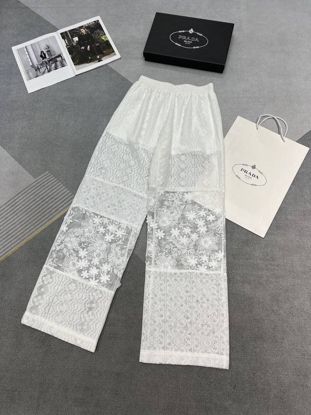 高品质25夏季小众设计款 空气感蕾丝裤 采用3种蕾丝面料拼接而成 非常有设计感的不规则造型 直筒裤型显高显腿直 透视感又非常复合夏日的氛围 闭眼入的单品 Sml