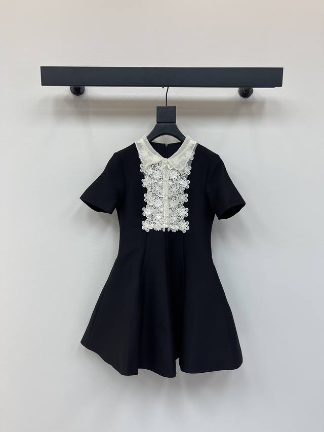 Valentin*25春夏新品绣花蕾丝领娃娃款短袖连衣裙 微微公主蓬蓬裙摆 复古的同时又有少女甜美感 这款法式小黑裙真的是我的心头好 翻领设计加上蕾丝娃娃领 既