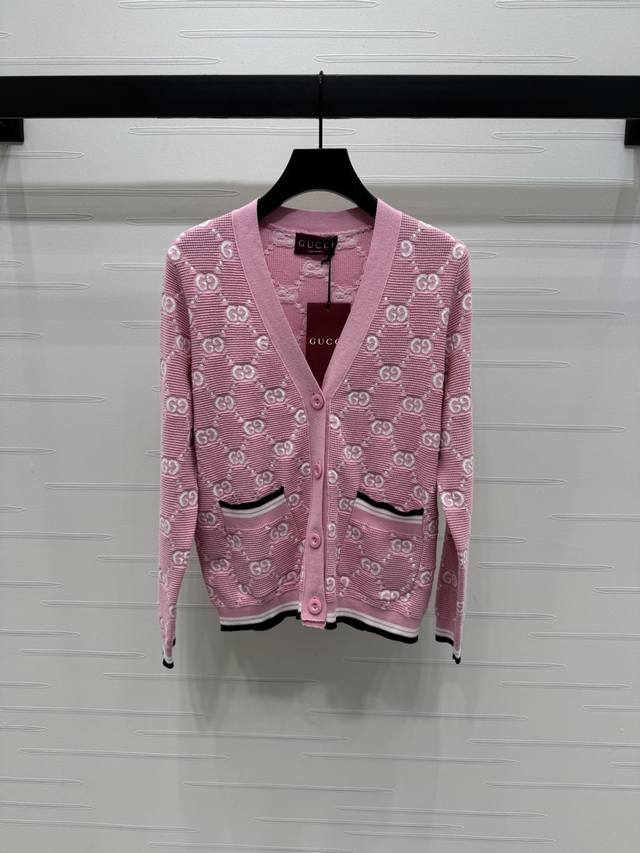 上新原单高端品质Gucc* 2025春夏新款系列！提花针织开衫！定制全棉纱线织造 质感透气 舒适细腻 V领开衫剪裁 成衣提花满印双G图案 衣襟袖口下摆螺纹拼接