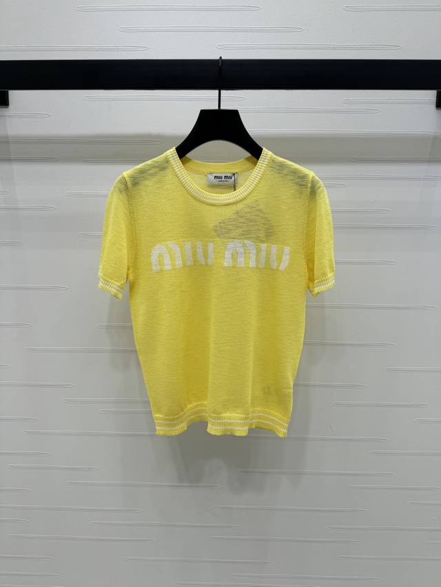 上新原单高端品质 Miumi*2025春夏最新系列！撞色提花针织短袖！定制羊毛针织材质 质感高级 光泽舒适 针织短袖剪裁 通体利用坑条肌理交织 凸显穿搭高级感