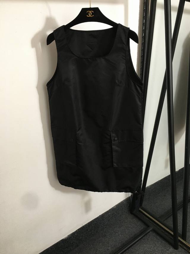 款号20253474 Prad*新款 Logo三角标工装口袋背心连衣裙，黑色，红色，Sml， M码；胸围98，长82