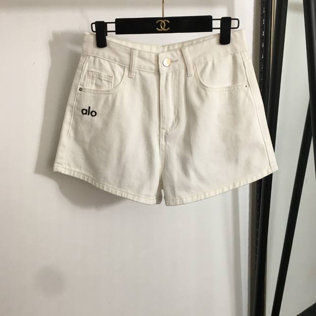 款号20253437 Alo新款 简约Logo刺绣牛仔短裤，白色，S-Xl， M码；腰围70，长34